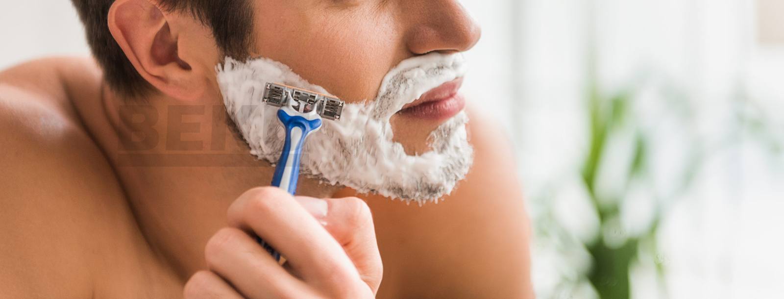 Hombre afeitándose con una máquina Beku Max azul